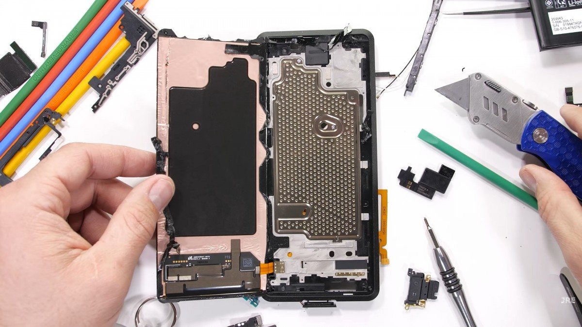 Sony Xperia Pro teardown reveals a huge vapor cooling chamber and more!
